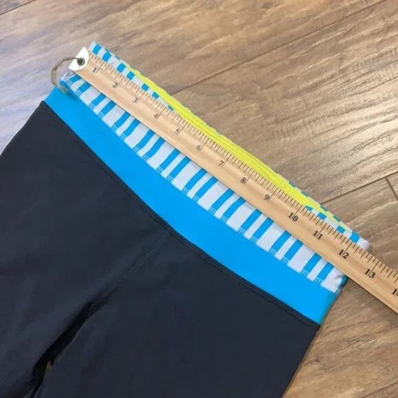 Lululemon capris blue and white waist band - Picture 4 of 9